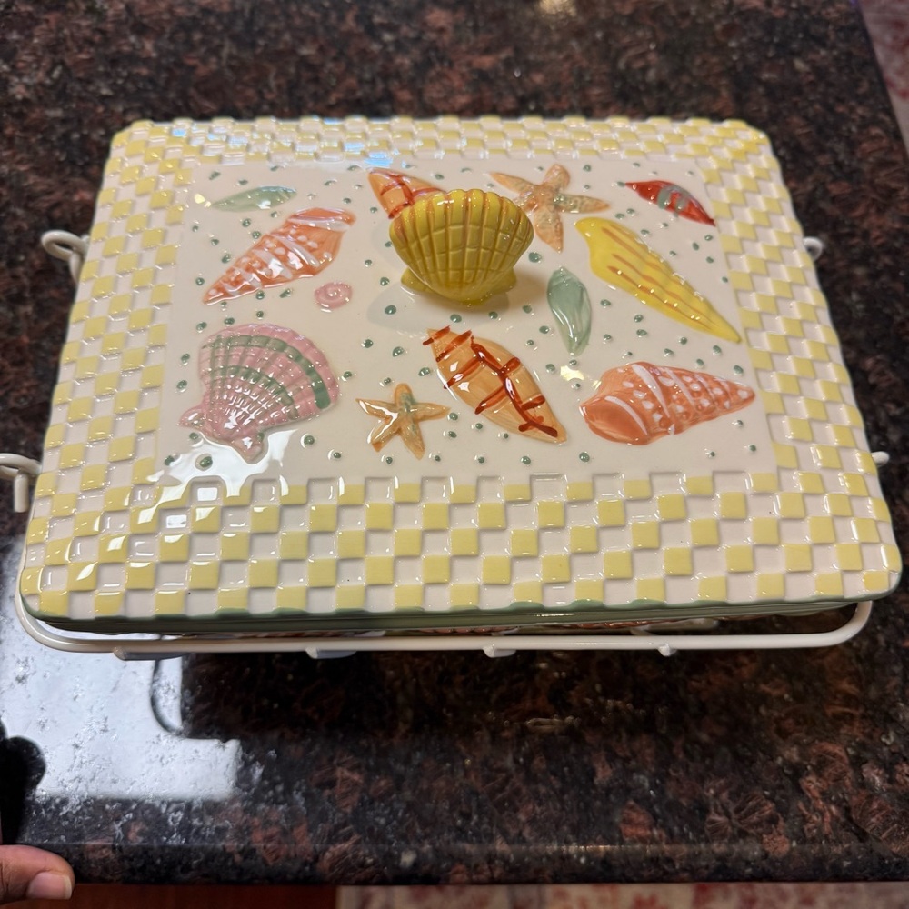Temp-tations by Tara 3-Qt Covered Casserole – Summer Shells – NEW w/ Trivet - Picture 2 of 12